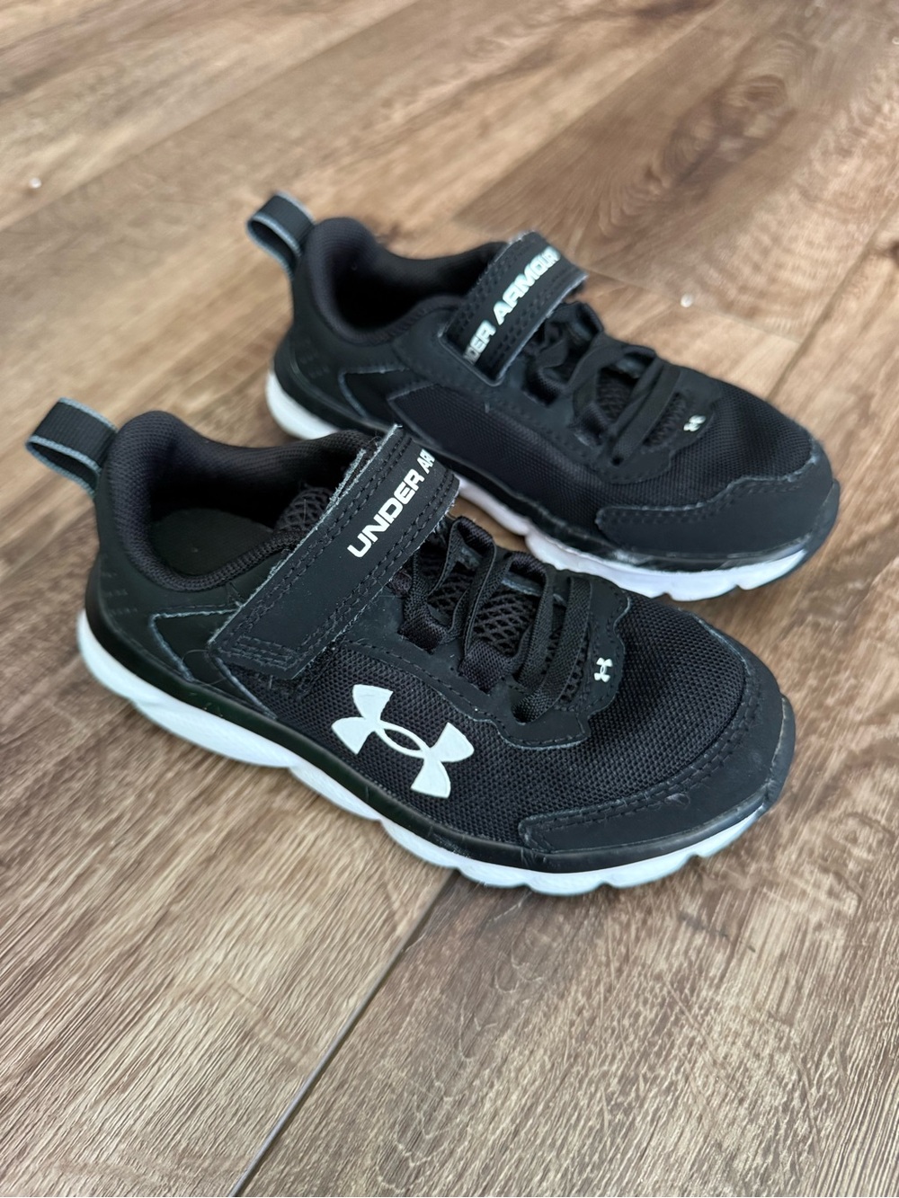 Toddler Black & White Under Armour Shoes - Size 11